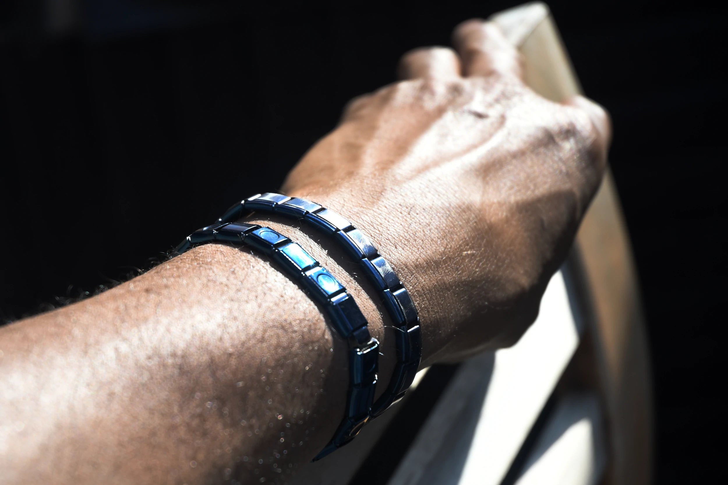 Laissez ces bracelets magnétiques rehausser votre style avec leur énergie  protectrice et leur design exquis, créant ainsi un look qui… | Instagram
